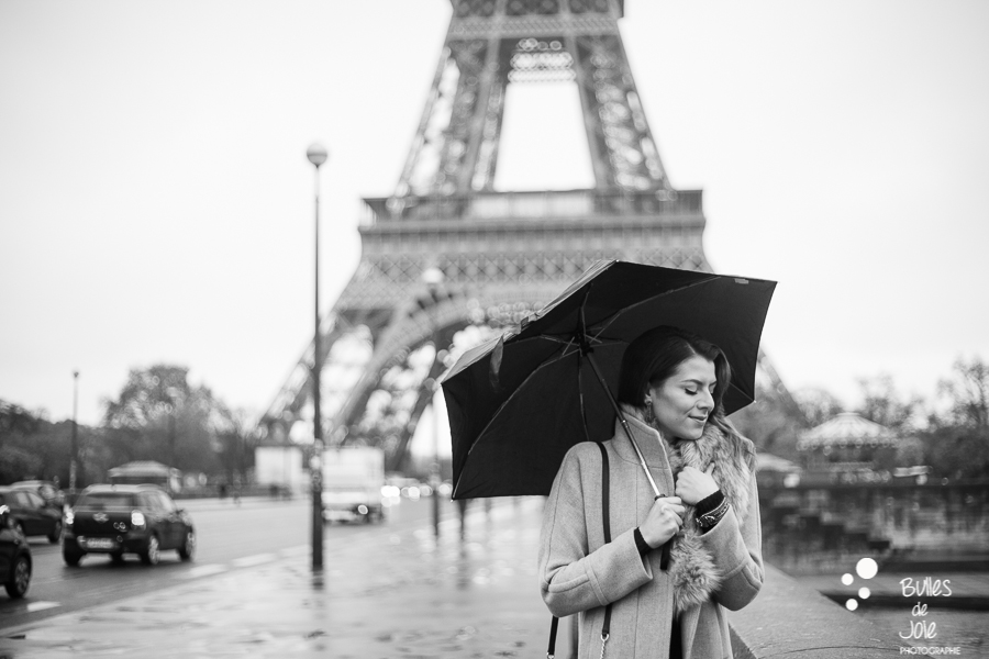 Portrait shoot in Paris : woman under her umbrella, in black and white | Glamorous portrait by Bulles de Joie photographer of Happy People, see more at http://www.bullesdejoie.net/2016/12/05/glamorous-portrait-paris/