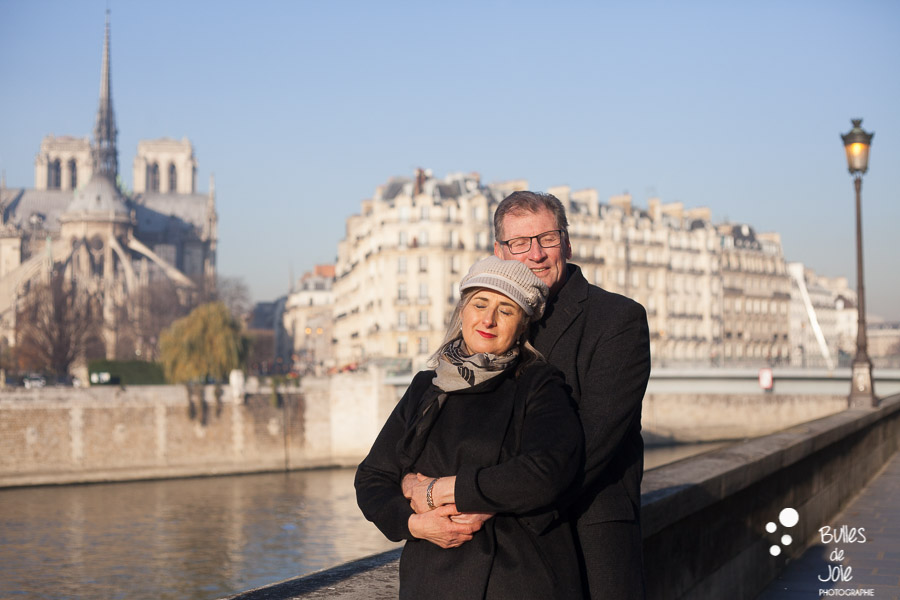 Parus photo session of a couple in front of Notre-Dame,Paris. See more at: http://www.bullesdejoie.net/2016/12/26/paris-photo-session-40th-anniversary/