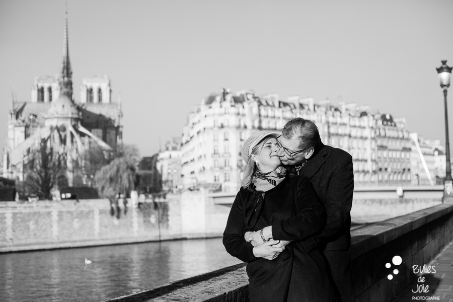 Romantic paris photo session with this black and white portrait of a couple kissing in Paris. See more at: http://www.bullesdejoie.net/2016/12/26/paris-photo-session-40th-anniversary/