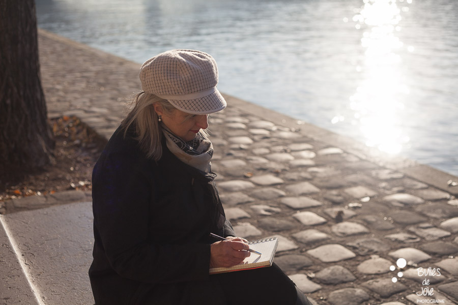 Woman portrait, drawing on the River Seine. See more at: http://www.bullesdejoie.net/2016/12/26/paris-photo-session-40th-anniversary/