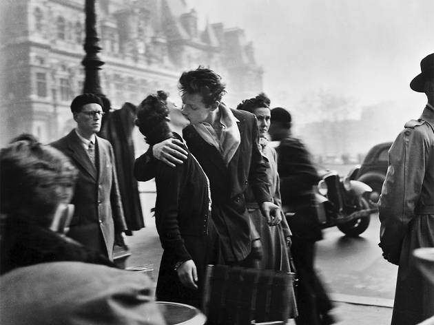 Lovers in Paris by Doisneau, paris photographer