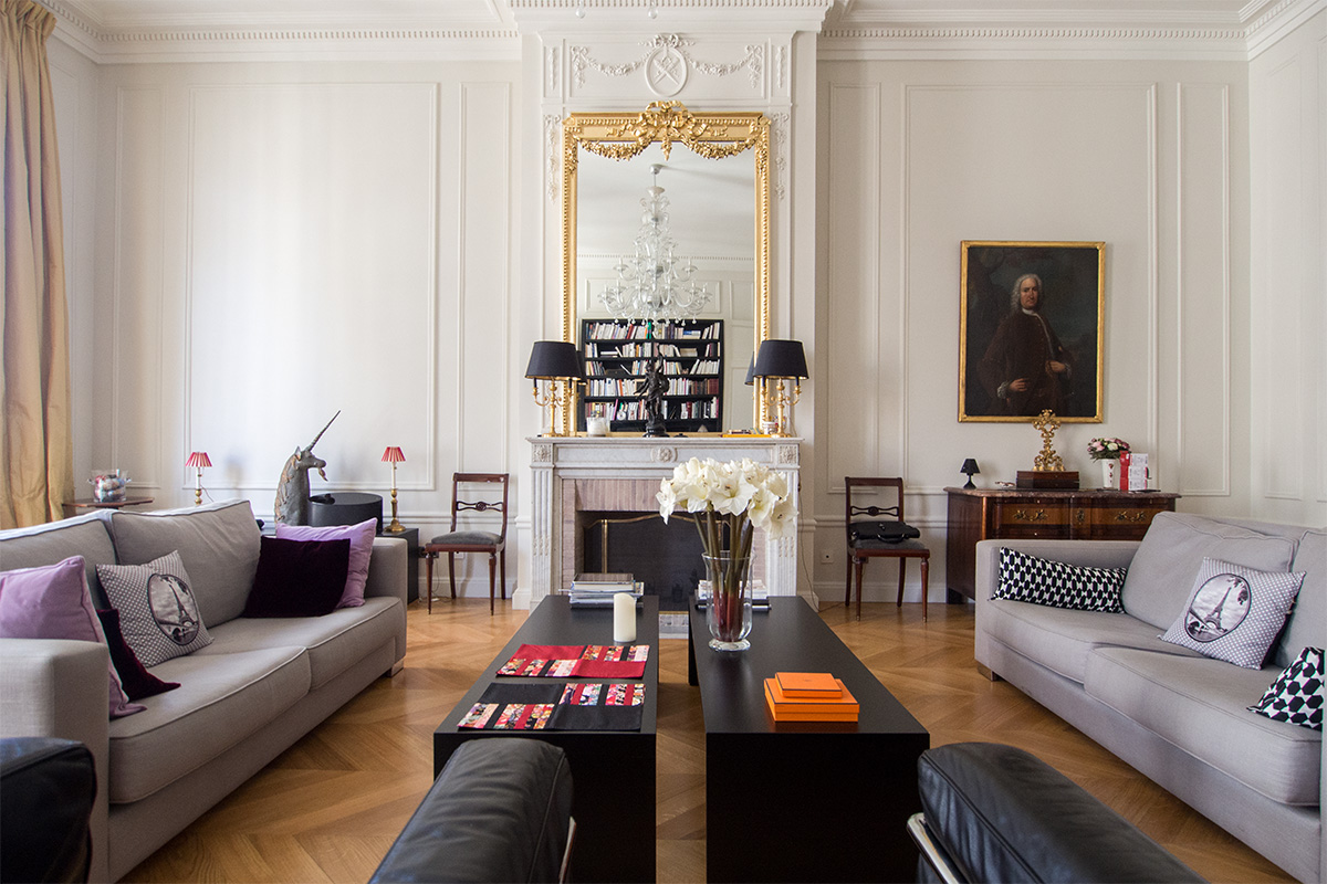 Hausmannian apartment in Paris. Photo illustrating a blog post about 5 nice places around Paris for a family or engagement photo session.