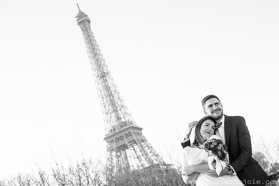 Couple enlacé devant la Tour Eiffel | Bulles de Joie Photographie, photographe d'amoureux à Paris