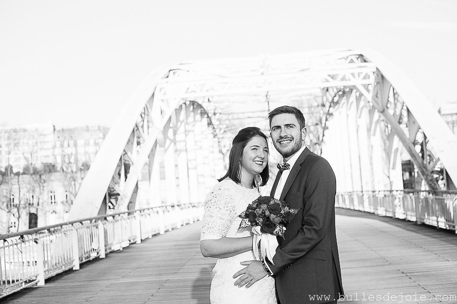 Couple regardant dans la même direction | Mariage civil | Séance photo romantique et fun | Bulles de Joie Photographie, photographe Paris