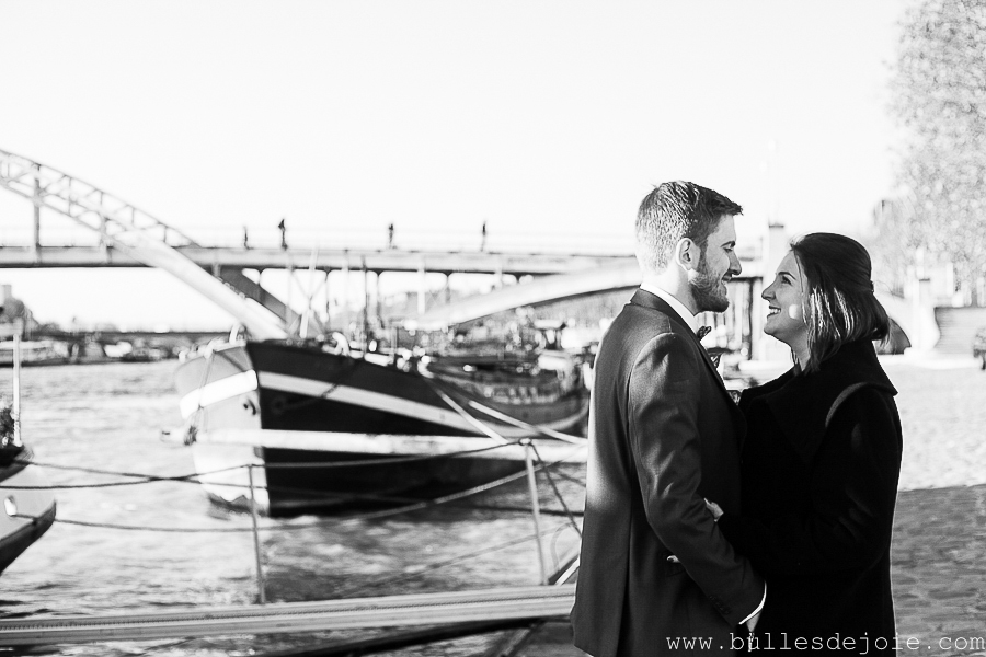 Couple se regardant amoureusement sur les quais de Seine | Bulles de Joie Photographie, photographe romantique Paris