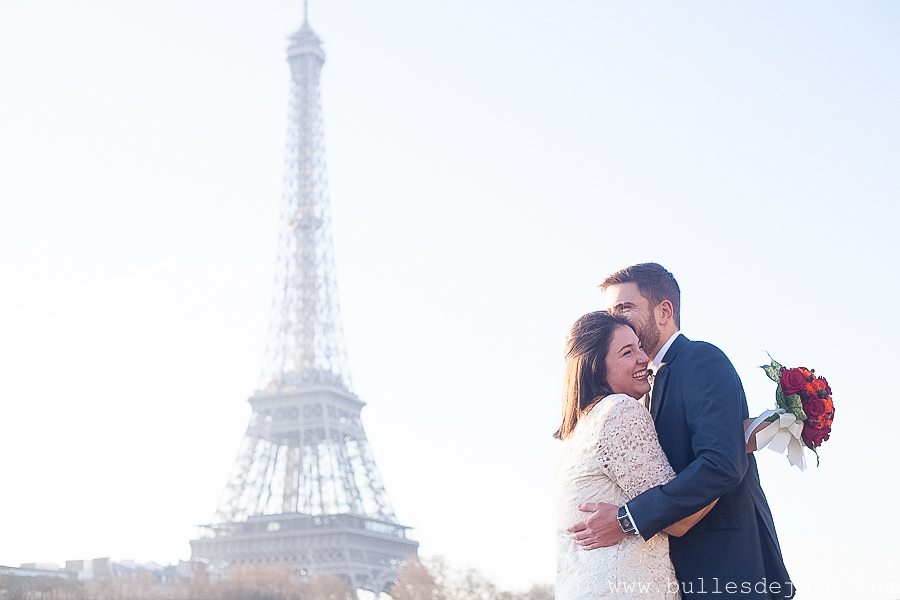 Couple d'amoureux s'enlacant devant la Tour Eiffel | Bulles de Joie Photographie, photographe de gens joyeux Paris