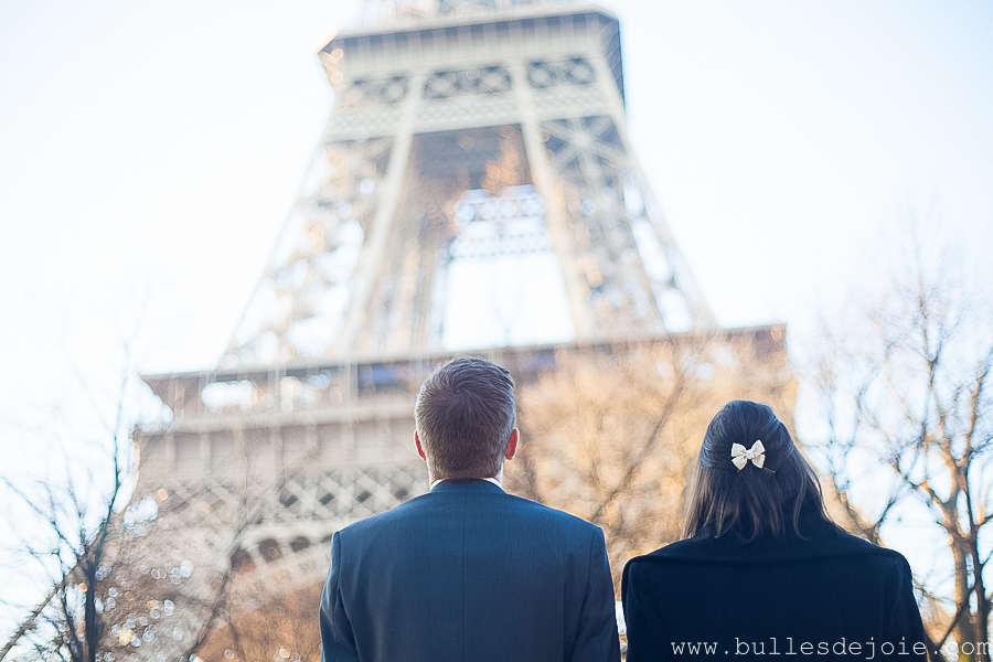 Couple d'amoureux admirant la Tour Eiffel | Bulles de Joie Photographie, photographe Paris