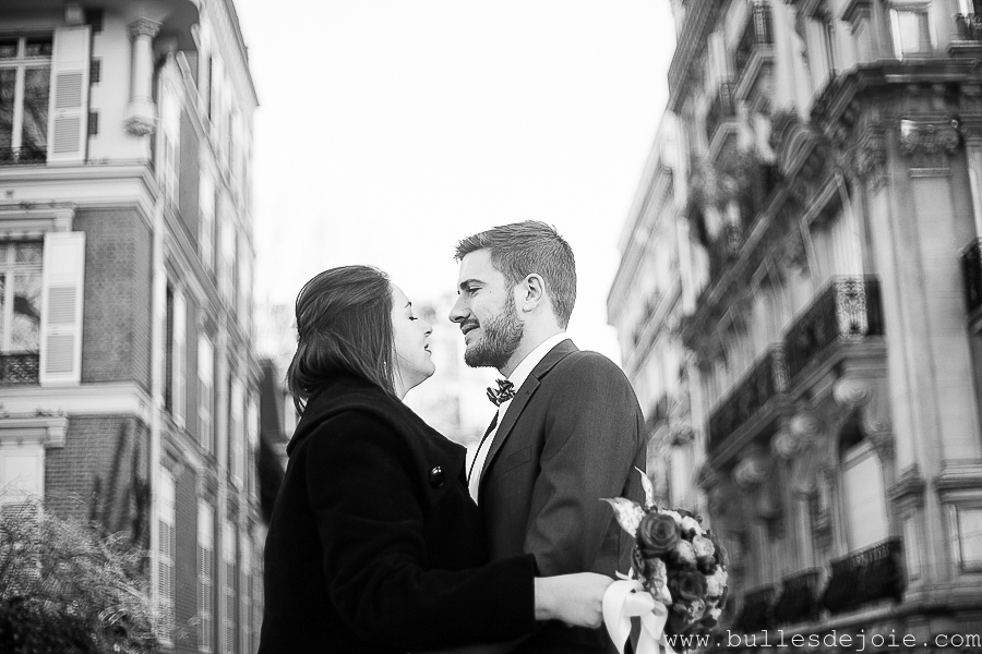 Photo en noir et blanc d'un couple d'amoureux dans les rues de Paris | Bulles de Joie Photographie, photographe Paris