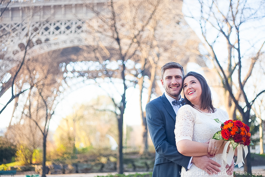 Couple enlacé devant la Tour Eiffel | Bulles de Joie Photographie, photographe couple Paris