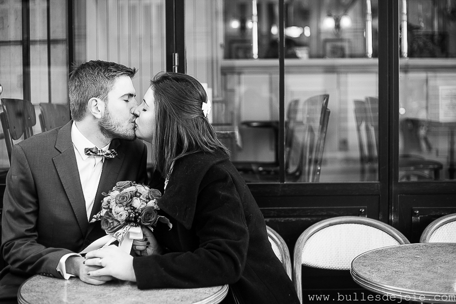 Baiser à la terrasse d'un café parisien | Bulles de Joie Photographie, photographe d'amoureux àParis
