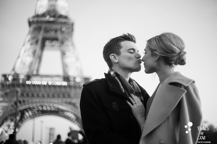 Coucple kissing in front of the tour eiffel