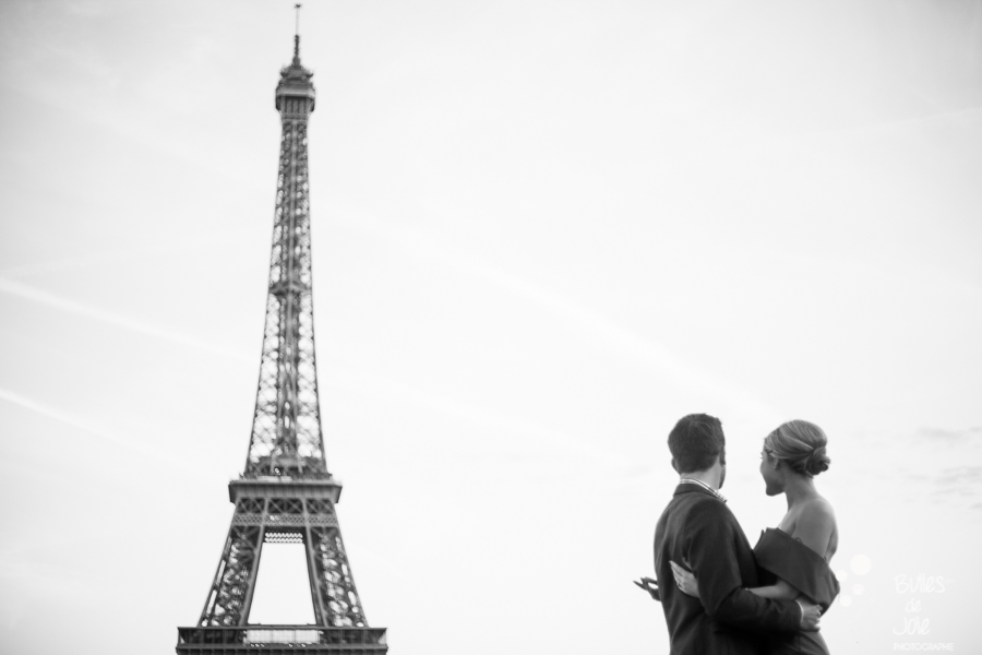 couple looking at the eiffel tower