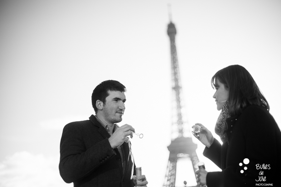Valentine's Day photo session of two lovers at the Eiffel Tower, Paris | Bulles de Joie Photographer, Paris photographer of Happy People and Travelers