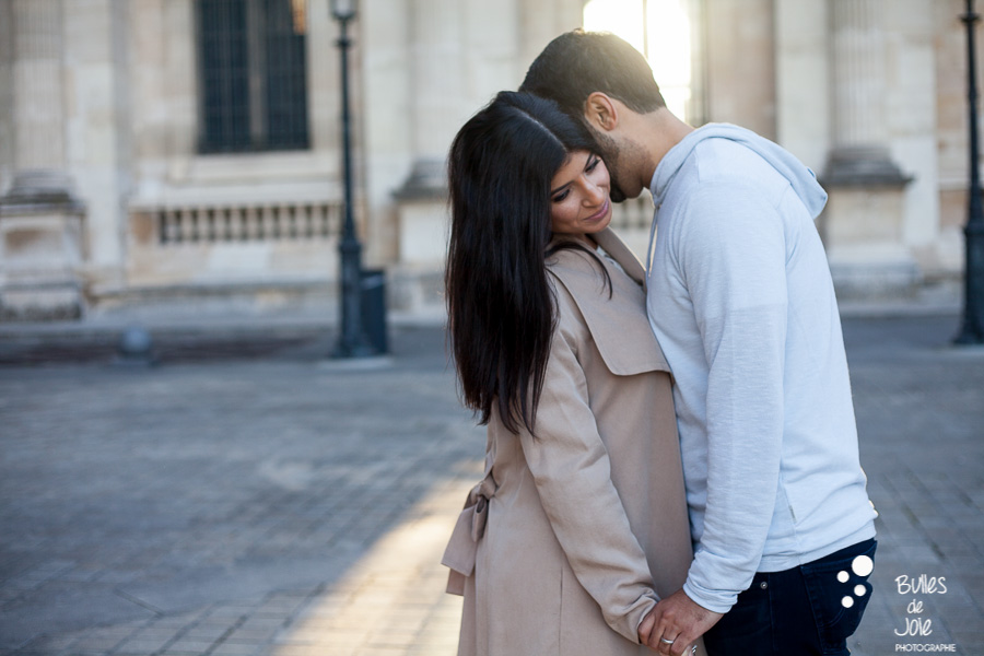 shooting photo couple : jeune couple s'enlaçant dans les rues de Paris