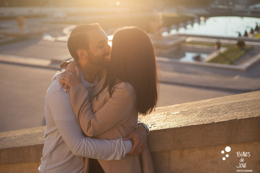 Couple d'amoureux s'embrassant au Trocadéro