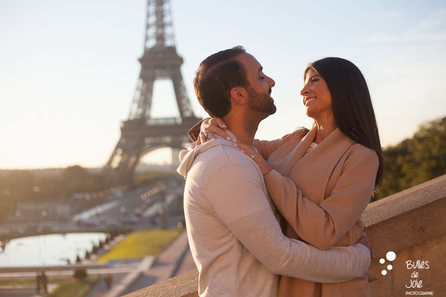 Shooting photo couple au pied de la Tour Eiffel