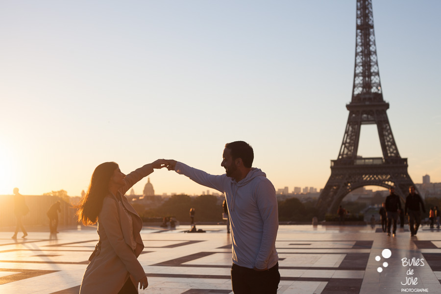 Shooting photo couple - couple dansant sur le parvis du Trocadero