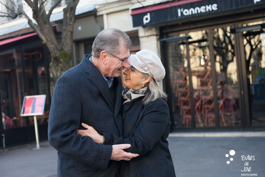 Paris photo session in front of a parisian cafe. See more at: https://www.bullesdejoie.net/2016/12/26/paris-photo-session-40th-anniversary/