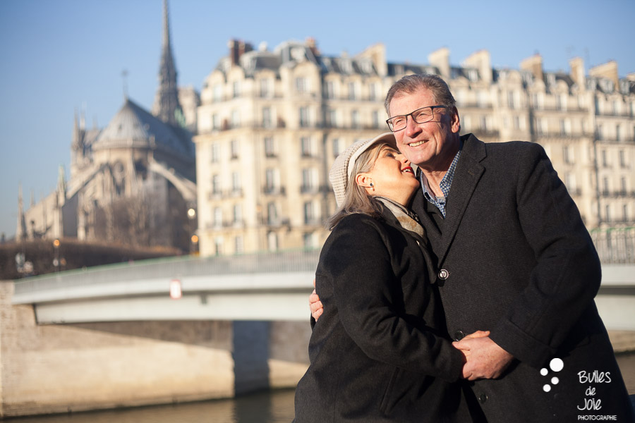 Seance photo couple pour anniversaire de mariage : 40 ans d'amour - Photo par Bulles de Joie, photographe couple Paris. En découvrir plus : https://www.bullesdejoie.net/2016/12/26/seance-photo-couple-paris/?lang=fr