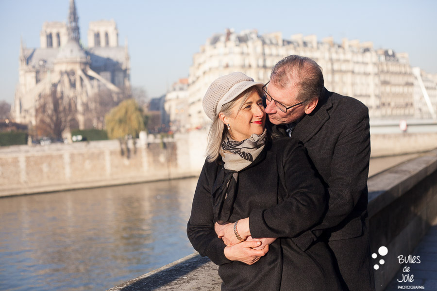 Seance photo couple pour anniversaire de mariage : 40 ans d'amour - Photo par Bulles de Joie, photographe couple Paris. En découvrir plus : https://www.bullesdejoie.net/2016/12/26/seance-photo-couple-paris/?lang=fr