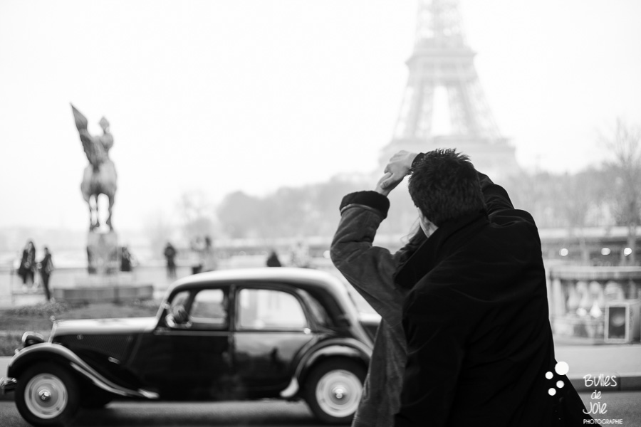 Romantic surprise proposal at Bir Hakeim | By Bulles de Joie, engagement photographer in Paris | See more at: https://www.bullesdejoie.net/2017/01/09/surprise-proposal-bir-hakeim-paris-eiffel-tower/