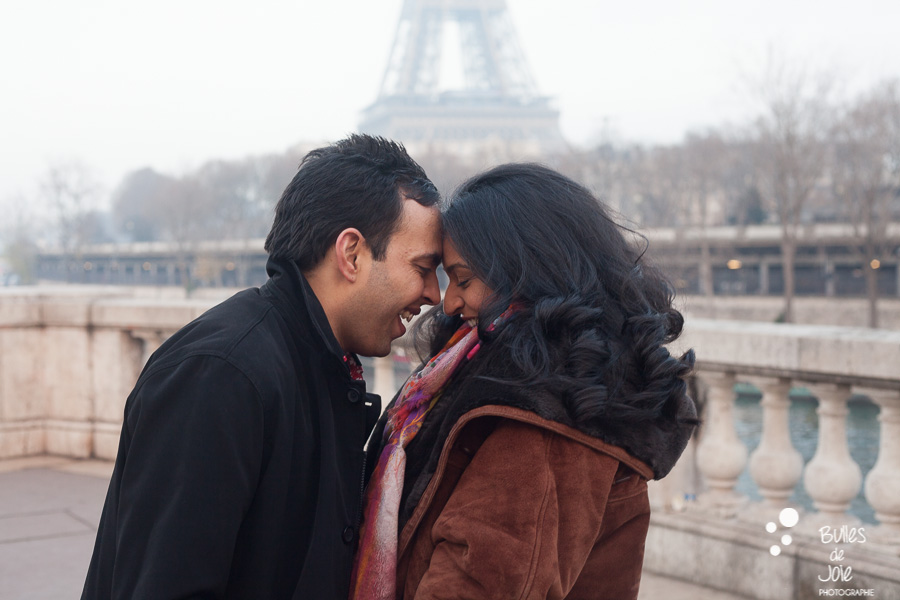 Demande en mariage surprise Bir Hakeim | Photographe couple Paris | En voir plus : https://www.bullesdejoie.net/2017/01/09/demande-mariage-paris-bir-hakeim-75-photographe-couple-paris/?lang=fr
