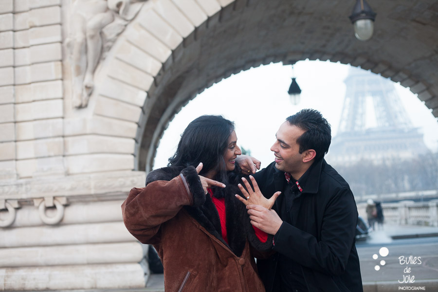 Demande en mariage surprise Bir Hakeim | Photographe couple Paris | En voir plus : https://www.bullesdejoie.net/2017/01/09/demande-mariage-paris-bir-hakeim-75-photographe-couple-paris/?lang=fr
