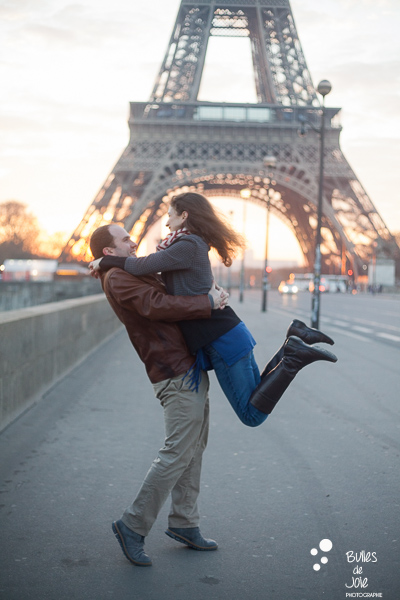 Paris wedding anniversary | Romantic & joyful love photo session with Bulles de Joie, paris photographer of Happy People | See more at: https://www.bullesdejoie.net/2017/01/23/paris-wedding-anniversary-love-photo-session/