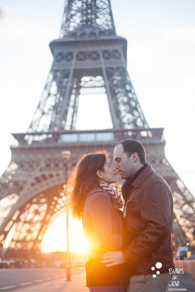 Paris wedding anniversary | Sunrise romantic love photo session in Paris with Bulles de Joie, paris photographer of Happy People | See more at: https://www.bullesdejoie.net/2017/01/23/paris-wedding-anniversary-love-photo-session/