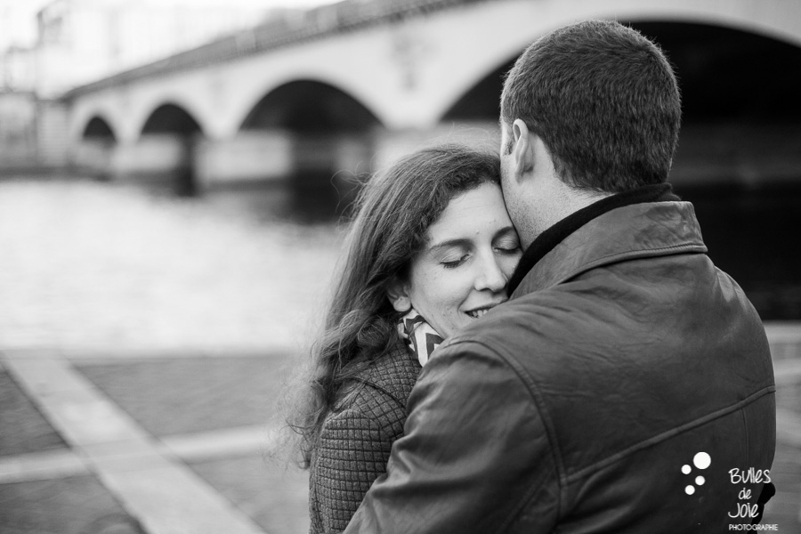 Paris wedding anniversary | Romantic photo in black&white in Paris with Bulles de Joie, paris photographer of Happy People | See more at: https://www.bullesdejoie.net/2017/01/23/paris-wedding-anniversary-love-photo-session/