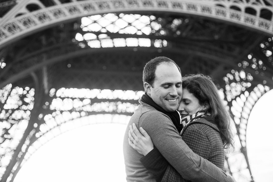 Paris wedding anniversary | Romantic B&W picture at the Eiffel Tower with Bulles de Joie, paris photographer of Happy People | See more at: https://www.bullesdejoie.net/2017/01/23/paris-wedding-anniversary-love-photo-session/