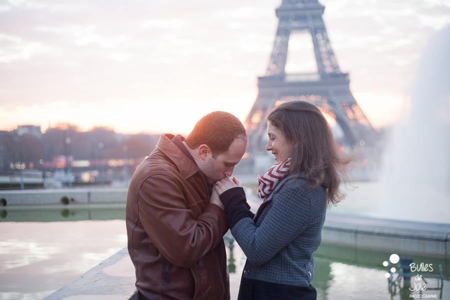 Paris wedding anniversary | Love photo session with Bulles de Joie, paris photographer of Happy People | See more at: https://www.bullesdejoie.net/2017/01/23/paris-wedding-anniversary-love-photo-session/