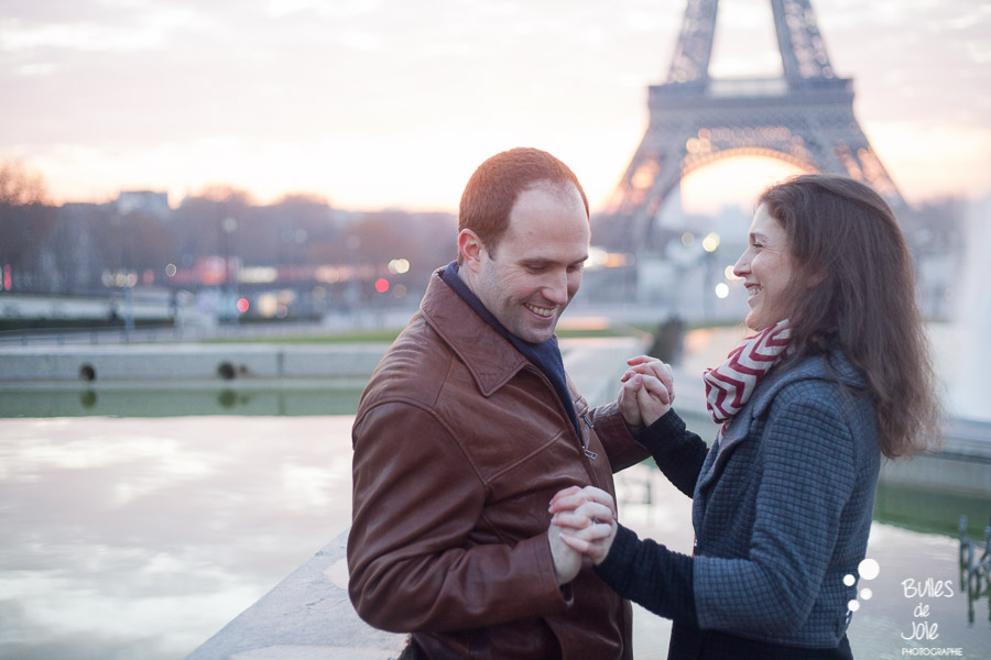 Paris wedding anniversary | Romantic love photo session with Bulles de Joie, paris photographer of Happy People | See more at: https://www.bullesdejoie.net/2017/01/23/paris-wedding-anniversary-love-photo-session/