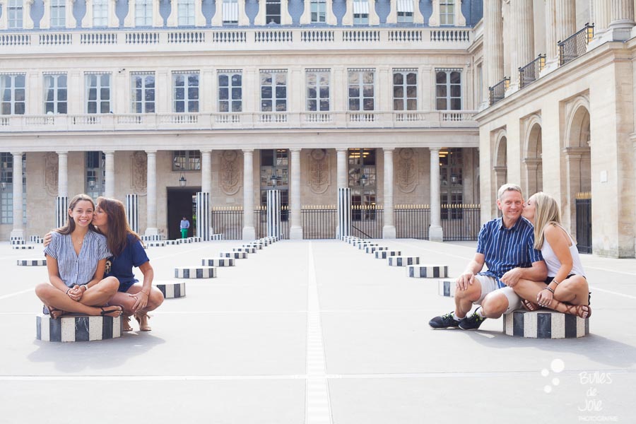 This family portrait illustrates the blog post written by the photographer Bulles de Joie about a paris family photoshoot at the Jardins du Palais Royal and more exactly at colonnes de Buren