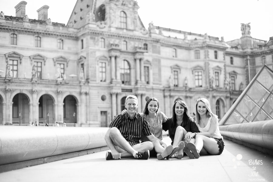 Family portrait to illustrate the blog post: paris family photoshoot louvre by Bulles de Joie, paris photographer