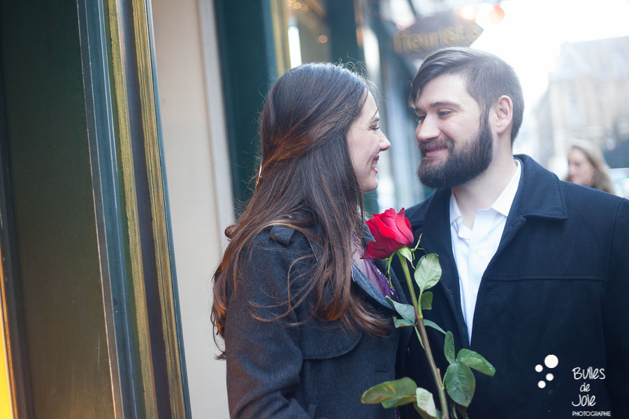 Man offering a rose to the woman he loves. Romantic couple photoshoot paris by Bulles de Joie, photographer of Happy People in Paris. More photos at: https://www.bullesdejoie.net/2017/03/06/romantic-couple-photoshoot-paris/