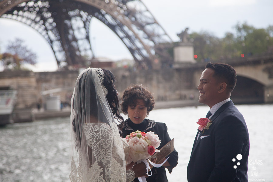 Elopement in Paris at the Eiffel Tower: exhange of vows. More photos: