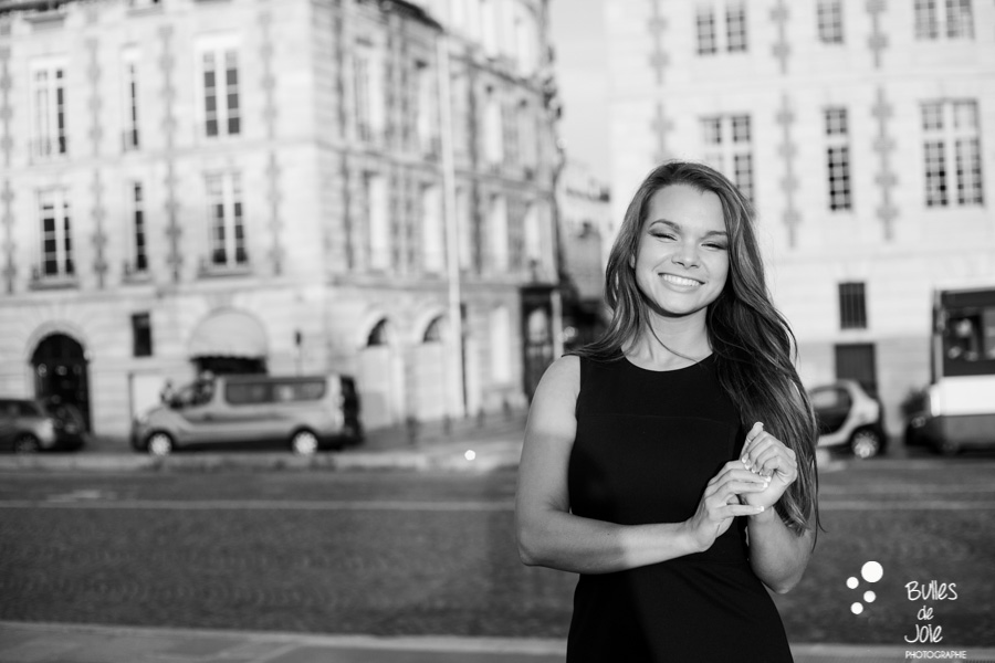 Happy woman during a solo photoshoot Paris. More photos: https://www.bullesdejoie.net/en/2017/09/10/solo-photoshoot-paris/