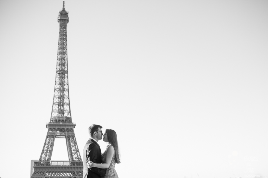 Love photo session in Paris at the Eiffel Tower, captured by Bulles de Joie