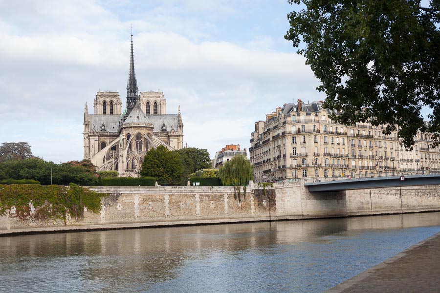 Les Berges de Seine, avec vue sur Notre-Dame. Photo illustrant l'article qui propose 5 lieux idéaux pour une séance photos à Paris