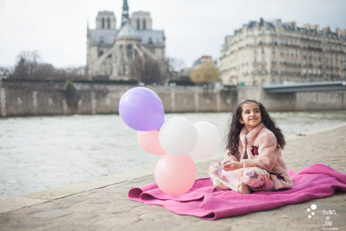 Firth birthday photoshoot with balloons | Paris Family Photographer