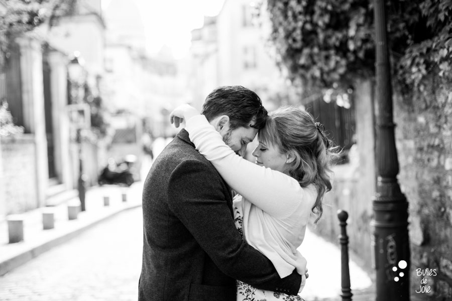 Engagement photo session in Montmartre, Paris | by the Paris engagement photographer: Bulles de Joie