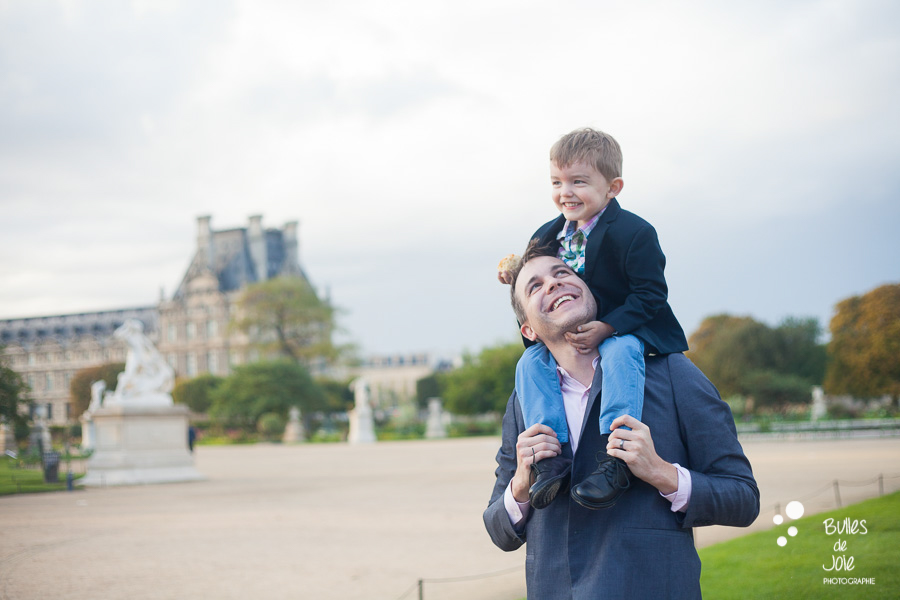 Why an outside photoshoot in Paris? Blog post by the Paris family photographer: Bulles de joie