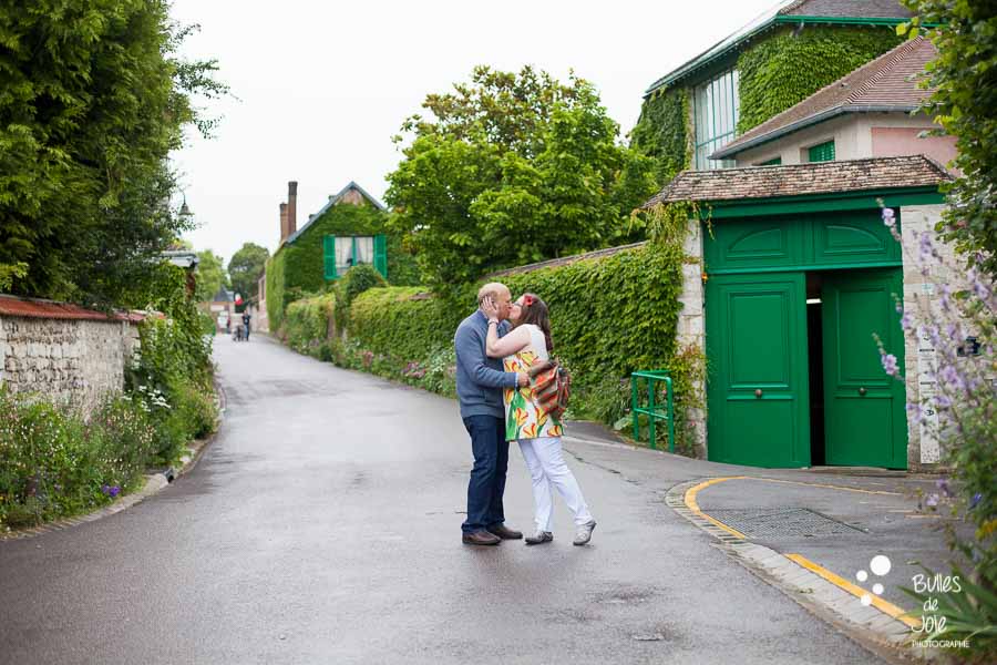 Proposal & engagement photo session in Giverny, lovers kissing in an empty street