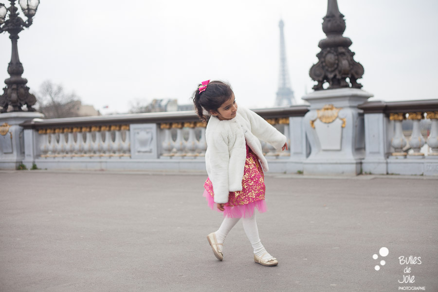 Alexander 3 bridge : a location with a view on the Eiffel Tower for a family photo session by the paris family photographer Bulles de Joie
