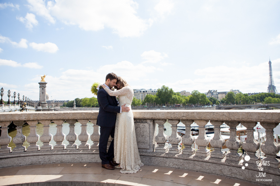 Alexander 3 bridge : a location with a view on the Eiffel Tower for a family photo session by the paris family photographer Bulles de Joie