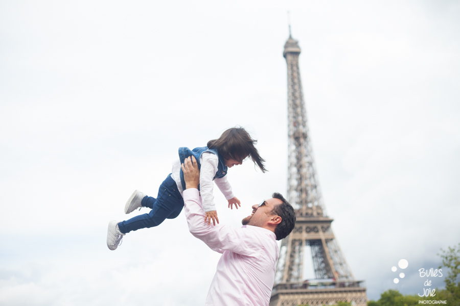 4 locations with a view on the Eiffel Tower for a family photo session - 1 out of the 4 locations with a view on the Eiffel Tower for a family photo session by the paris family photographer Bulles de Joie