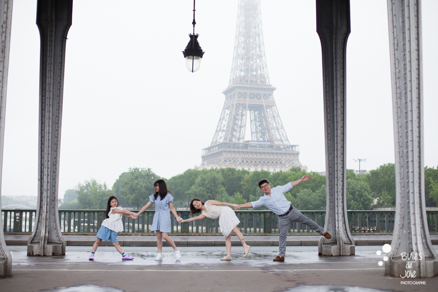 4 locations with a view on the Eiffel Tower for a family photo session - 1 out of the 4 locations with a view on the Eiffel Tower for a family photo session by the paris family photographer Bulles de Joie