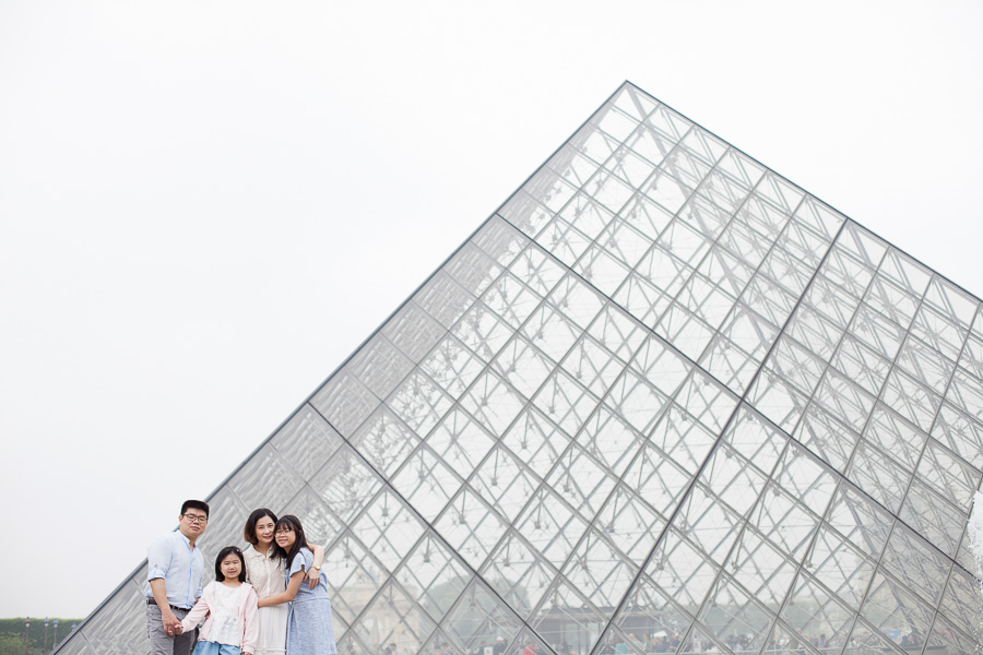 Family shot at the Louvre Pyramid, by Bulles de Joie, Paris family Photographer