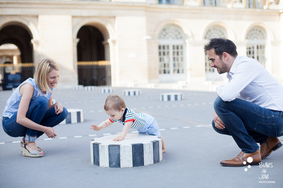 Séance photo famille colonnes de Buren - Palais Royal à Paris